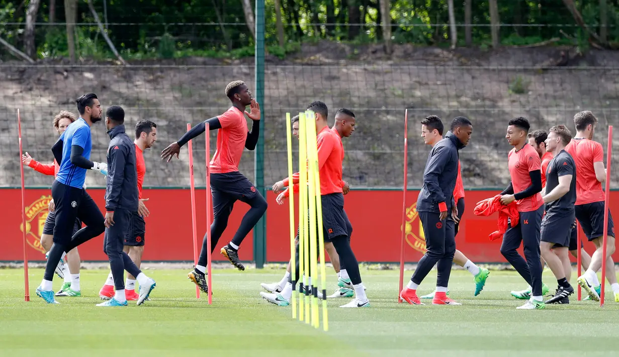 Para pemain MU saat mengikuti sesi latihan di AON Training Complex di Carrington, Inggris, Selasa (23/5). Partai final Liga Eropa 2016-2017 akan digelar di Friends Arena, Stockholm, pada 25 Mei 2017 dini hari WIB. (Martin Rickett / PA via AP)