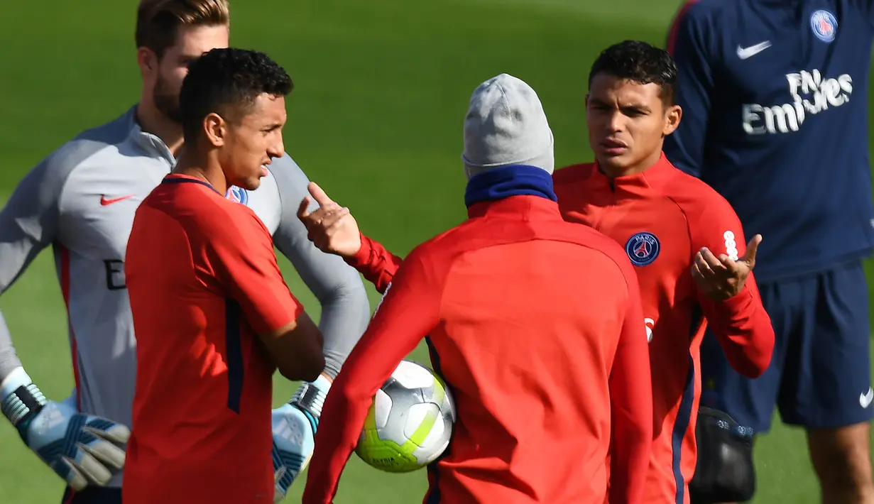 Kapten PSG, Thiago Silva, bersama Marquinhos, saat latihan di Saint-Germain-en-Laye, Yvelines, Kamis (21/9/2017). Ini merupakan latihan perdana pasca konflik rebutan tendangan bebas dan penalti antara Neymar dan Cavani. (AFP/Franck Fife)