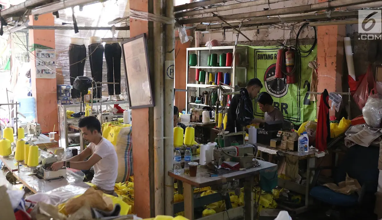 Suasana pembuatan atribut partai di Jakarta, Senin (15/10). Dalam sehari, pekerja di pabrik konveksi tersebut bisa memproduksi hingga 2.000 potong atribut partai, mulai dari kaos, bendera, dan topi. (Liputan6.com/Immanuel Antonius)
