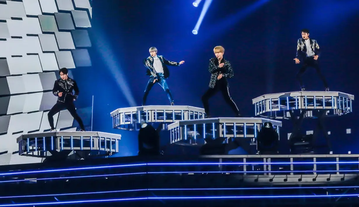 "Halo semuanya, sudah lama kita tidak bertemu. Aku gugup melihat kalian, kami akan melakukan yang terbaik sampai akhir," buka Onew di awal konser yang bertajuk SHINee World The Best 2018~From Now On. (Foto: natalie.mu)