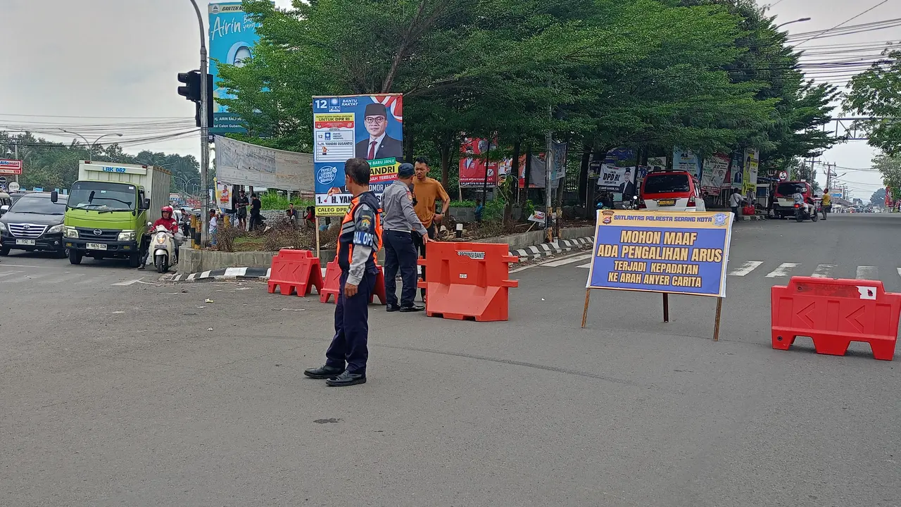 Penutupan jalur jalan menuju wisata Anyer di Kota Serang.