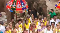 Kemenhut meminjamkan dua ekor gajah dari Taman Safari untuk upacara peresmian kuil hindu terbesar di Indonesia. Kuil Hindu bernama Shri Sanathana Dharma Aalayam atau Jakarta Murugsn Tample itu berada di Kalideres, Jakarta Barat. (Merdeka.com)