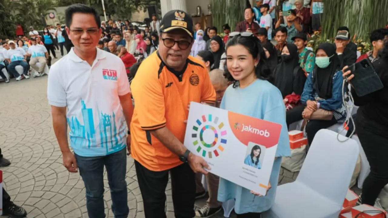 Wagub DKI Rano Karno Bagikan 146 Kartu Layanan Gratis untuk Penyandang Disabilitas