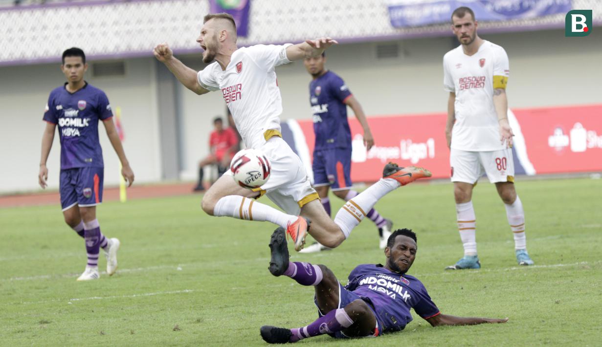 Pemain PSM Makassar, Serif Hasic, terjatuh saat berebut bola dengan pemain Persita Tangerang pada laga Shopee Liga 1 di Stadion Sport Center Tangerang, Jumat, (6/3/2020). Kedua tim bermain imbang 1-1. (Bola.com/M Iqbal Ichsan)