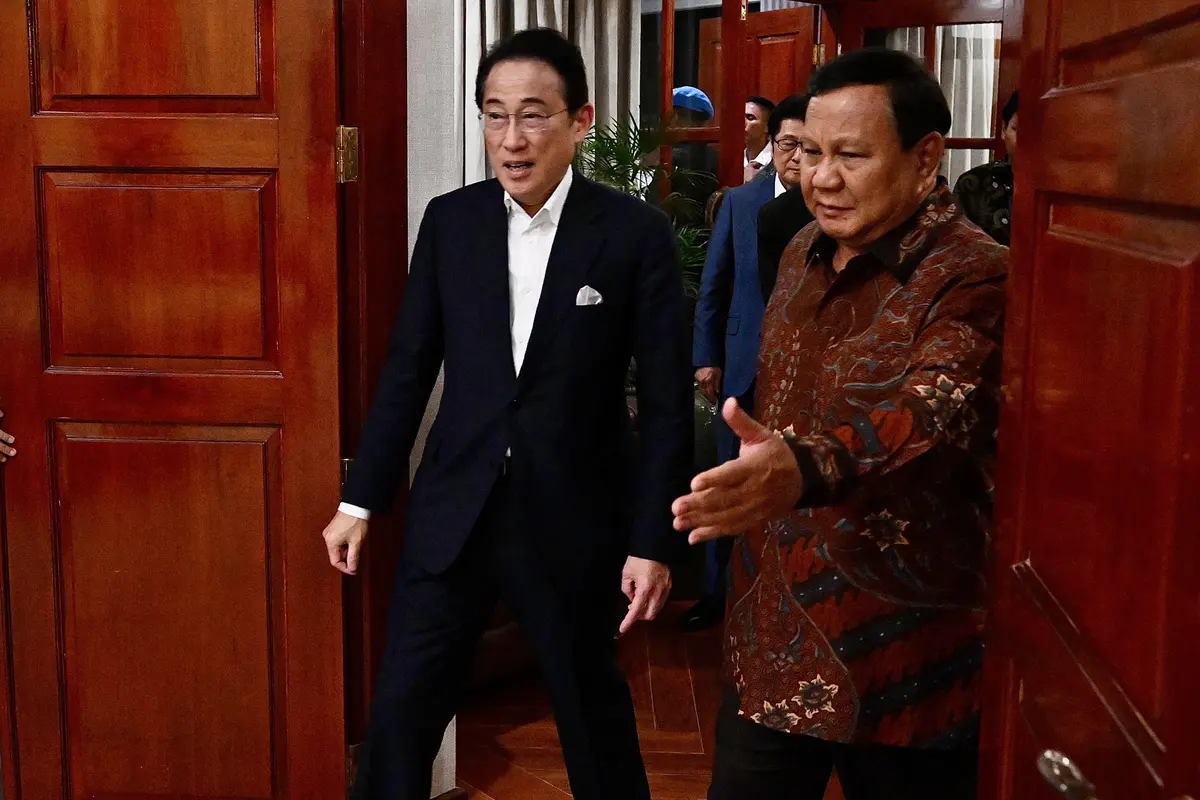 Presiden Prabowo Subianto menerima kunjungan Utusan Khusus Perdana Menteri Jepang, yang juga mantan Perdana Menteri Jepang, Fumio Kishida, di kediamannya, Kertanegara, Jakarta
