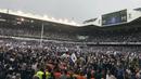 Suporter tumpah ruah di lapangan usai laga Tottenham melawan Manchester United di stadion White Hart Lane, (14/05/2017). Laga tersebut merupakan laga terakhir di White Hart Lane setelah 118 tahun menempati stadion tersebut. (AP/Frank Augstein)