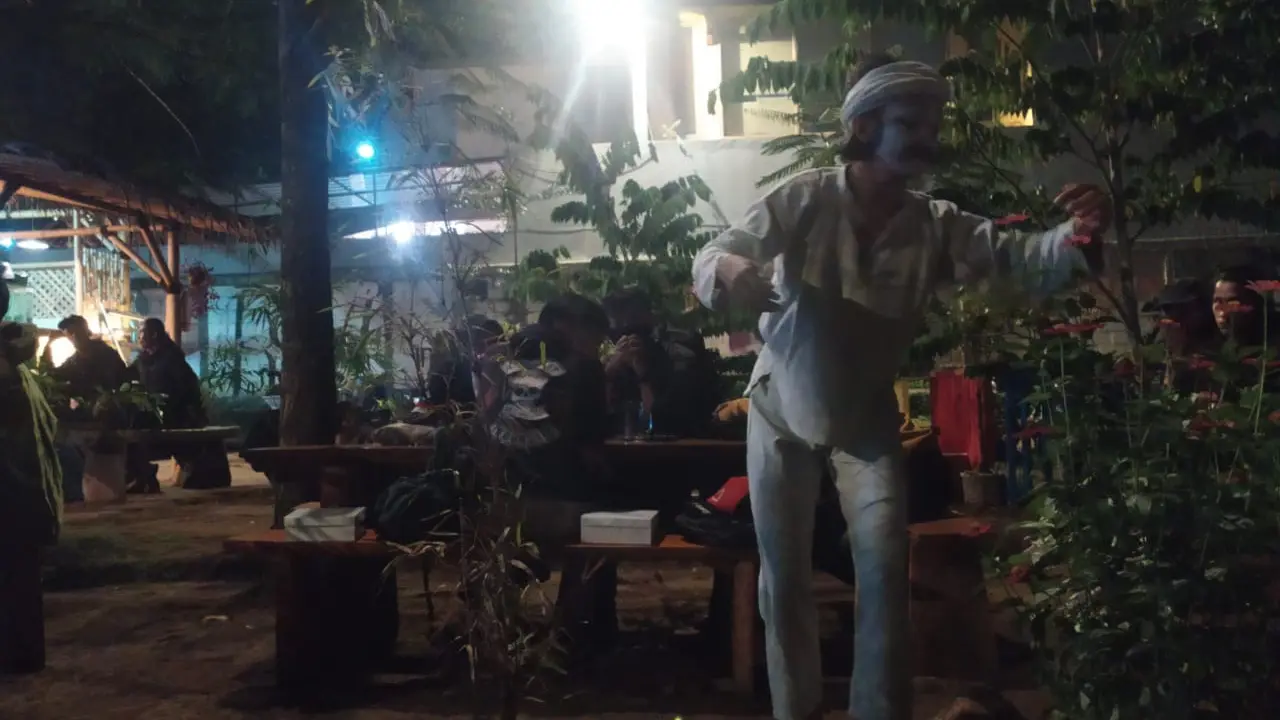 Seniman pantomim Wanggi Hoed turut menjadi penampil dalam acara Fundemi Konservasi II, yang diselenggarakan FK3I di Kedai Kopi 08, Juanda, Bandung, Rabu (28/4/2021) malam. (Foto: Liputan6.com/Didik Ripaldi)