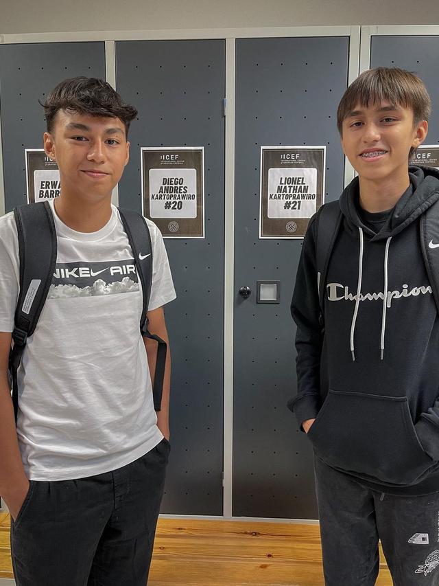 7 Momen Darius Sinathrya dan Donna Agnesia Antar Kedua Putranya Sekolah Sepak Bola