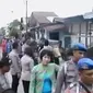 Polisi menggerebek kampung narkoba di Medan. Sementara itu, polisi periksa empat saksi perompakan di perairan Belawan.