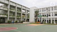 Suasana lapangan SDN Ragunan 08 yang termasuk sekolah berkonsep net zero carbon di Jakarta, Kamis (29/9/2022). Di lantai dasar, beberapa kelas memiliki akses pintu langsung  ke ruang hijau agar anak-anak bisa lebih rileks, kreativitasnya tumbuh, problem solving terasah, juga kesehatan mental terjaga. (Liputan6.com/Herman Zakharia)