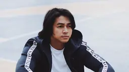 Sempat memiliki gaya rambut gondrong, Pria kelahiran tahun 1990 ini terlihat maskulin. (Liputan6.com/IG/devamahenra)