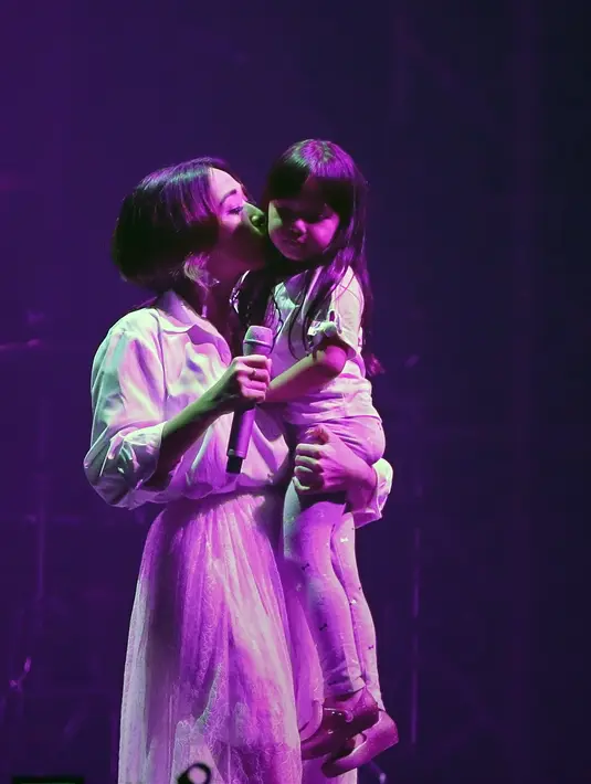 Gisella Anastasia dan Gempi duet di konser Dunia Lukas Graham. (Bambang E Ros/Fimela.com)