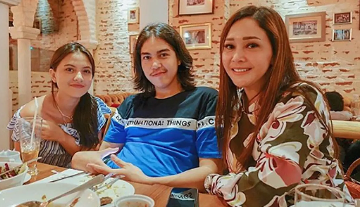 El bahkan tidak jarang mengajak Marsha untuk bertemu dengan sang bunda.  (Liputan6.com/IG/elelrumi)