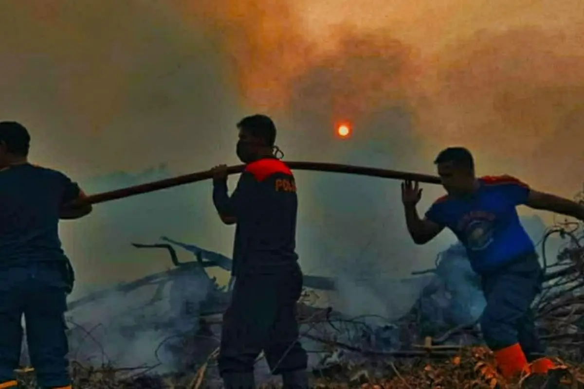 Pemadaman titik kebakaran hutan dan lahan atau karhutla oleh petugas.