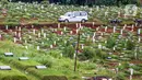 Mobil melintas di pemakaman khusus jenazah dengan protokol COVID-19 di TPU Pondok Ranggon, Jakarta Timur, Selasa (5/1/2021). Penanggung Jawab Pelaksana Pemakaman COVID-19 TPU Pondok Ranggon Muhaimin menerapkan sistem tumpang untuk jenazah muslim. (Liputan6.com/Faizal Fanani)