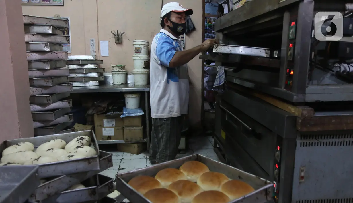 Pekerja menyelesaikan pembuatan roti skala rumahan di kawasan Bendungan Hilir, Jakarta, Selasa (22/6/2021). Menteri Koordinator Perekonomian Airlangga Hartarto mencatat realisasi penyaluran Kredit Usaha Rakyat (KUR) mencapai Rp111,99 triliun hingga 14 Juni 2021. (Liputan6.com/Angga Yuniar)