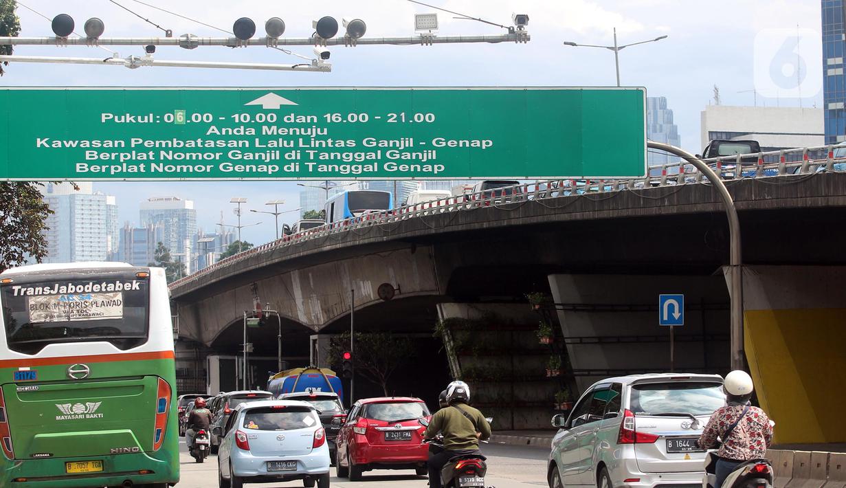 Kendaraan melintas di bawah kamera electronic traffic law enforcement (ETLE) di Jalan S Parman, Slipi, Jakarta, Senin (20/2/2023). Polda Metro Jaya akan memberlakukan 70 kamera ETLE statis di beberapa ruas jalan di Jakarta di tahun ini. (Liputan6.com/Johan Tallo)