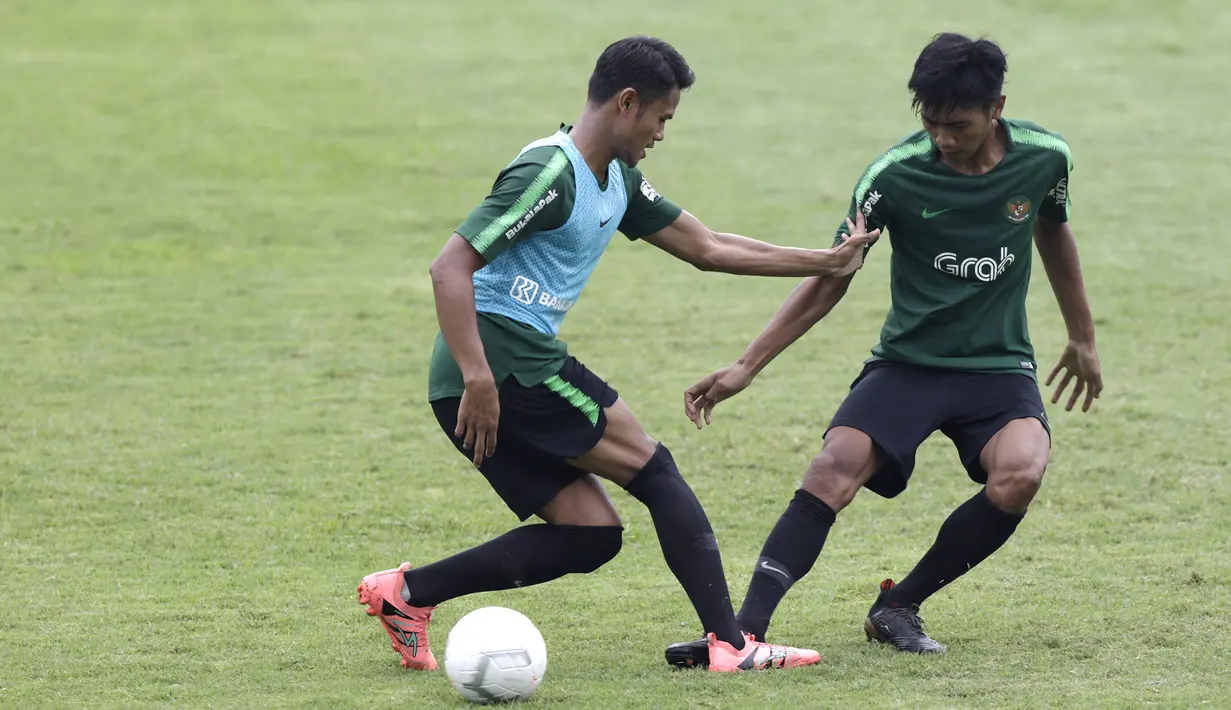 Pemain Timnas Indonesia U-22, Dimas Drajad, menggiring bola saat latihan di Stadion Madya, Jakarta, Selasa (15/1). Latihan ini merupakan persiapan jelang Piala AFF U-22. (Bola.com/Yoppy Renato)
