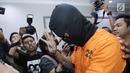 Aktor Tora Sudiro (kenakan penutup wajah hitam) saat dihadirkan dalam jumpa pers kepemilikan psikotropika di Mapolres Jakarta Selatan, Jumat (04/08). Tora dijerat dengan UU Psikotropika tahun 1997 pasal 62. (Liputan6.com/Herman Zakharia)