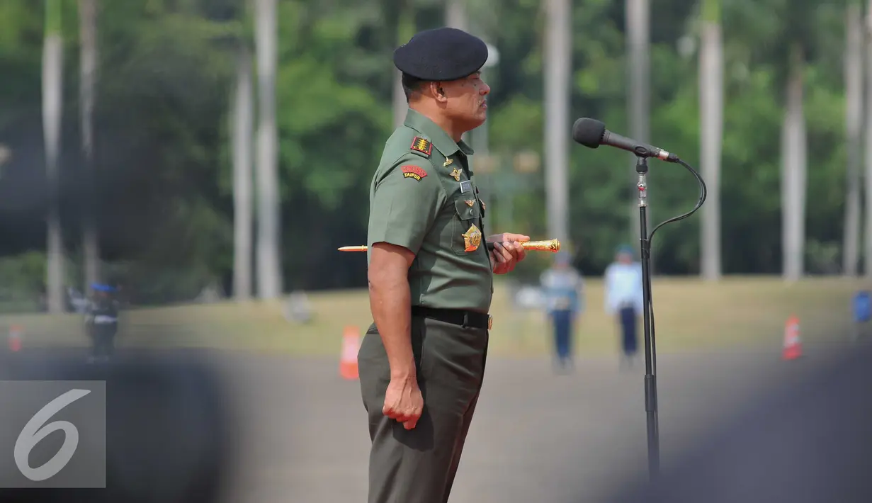Panglima TNI Jenderal Gatot Nurmantyo saat memimpin apel gelar Operasi Penegak Ketertiban (Ops Gaktib) di Monas, Jakarta, Kamis (14/1). 1.244 prajurit mengikuti Operasi Yustisi dengan sandi Citra Wira Dharma 2016. (Liputan6.com/Gempur M Surya)