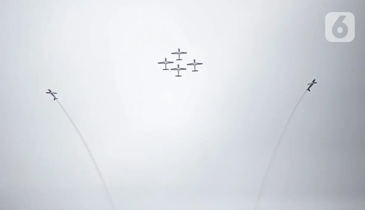 Penampilan atraksi Jupiter Aerobatic saat perayaan HUT ke-77 TNI di Jakarta, Rabu (5/10/2022). Kegiatan yang diikuti oleh seluruh kesatuan jajaran TNI ini dalam rangka menyambut HUT ke-77 TNI. (Liputan6.com/Faizal Fanani)