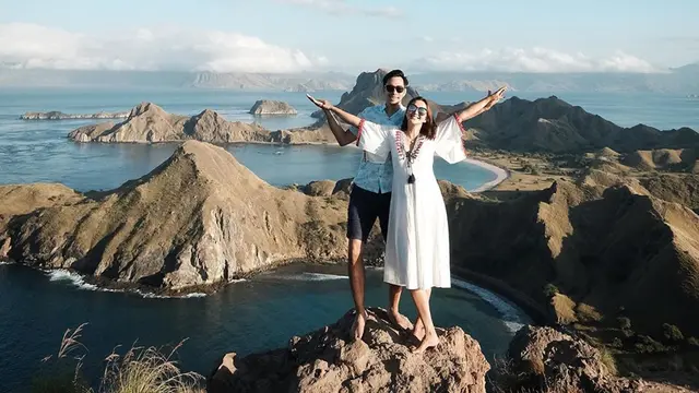 FOTO: Gaya Liburan Darius Sinathrya dan Donna Agnesia di Labuan Bajo, Tetap Mesra