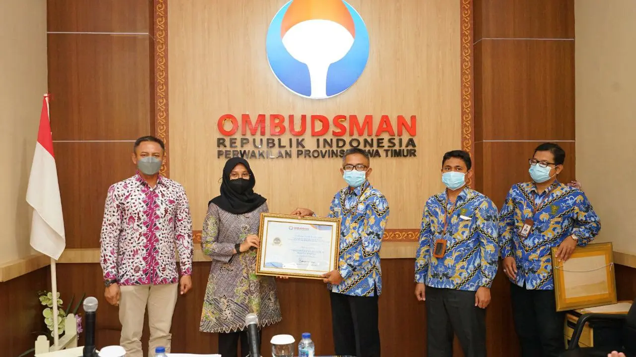 Bupati Banyuwangi Ipuk Fiestiandani (Kanan) Menerima Piagam piagam penghargaan dan rapot hasil penilaian kepatuhan standar pelayanan publik yang diserahkan langsung oleh Kepala Ombudsman RI Perwakilan Jawa Timur, Agus Muttaqin (istimewa)