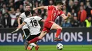 Striker Bayern Munchen Robert Lewandowski membawa bola melewati pemain Besiktas saat pertandingan Liga Champions leg kedua di stadion Vodafone Arena di Istanbul (14/3). Munchen menang 3-1 atas Besiktas. (AFP/Ozan Kose)