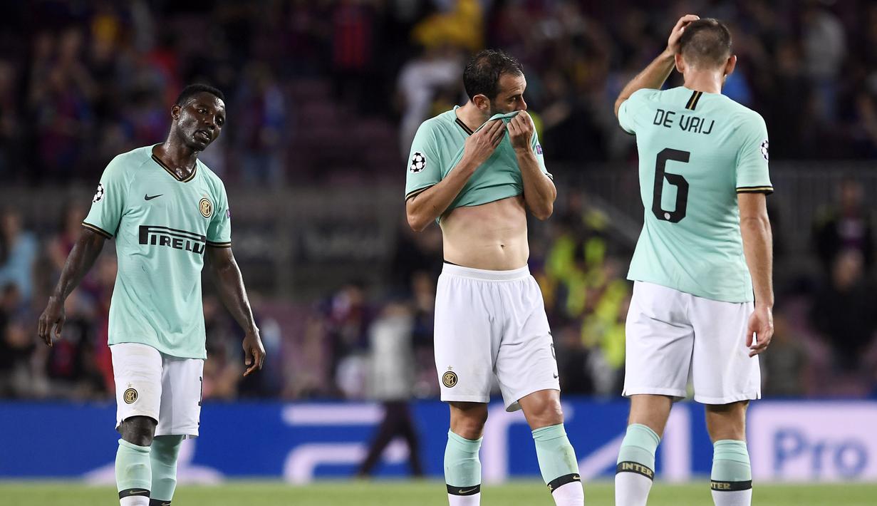 Para pemain Inter Milan tampak kecewa usai dikalahkan Barcelona pada laga Liga Champions di Stadion Camp Nou, Barcelona, Rabu (2/10). Barcelona menang 2-1 atas Inter. (AFP/Lluis Gene)