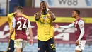 Pemain Arsenal, Eddie Nketiah, tampak kecewa usai gagal menjebol gawang Aston Villa pada laga Premier League di Stadion Villa Park, Selasa (21/7/2020). Aston Villa menang 1-0 atas Arsenal. (AP Photo/Shaun Botterill,Pool)