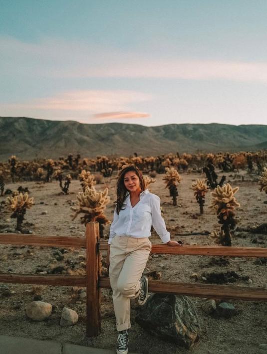 Nikita Willy merupakan salah satu selebriti yang menyukai travelling. Momen travelling ini kerap ditemani oleh suaminya dalam berbagai kesempata. Salah satu momen liburan serunya ialah saat mengunjungi sebuah gurun yang ada di Amerika Serikat. (Liputan6.com/IG/