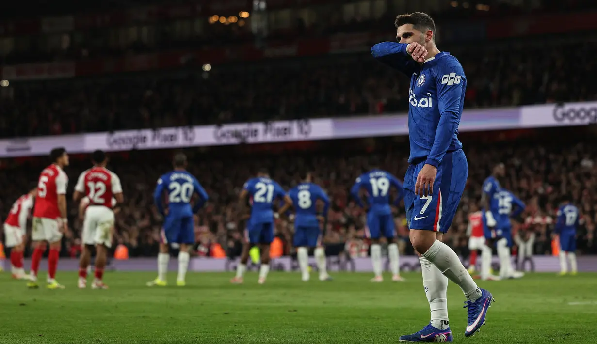 Laga tersebut juga diwarnai dengan satu kartu merah untuk pemain Chelsea, Pedro Neto akibat akmulasi dari dua kartu kuningnya. (AFP/Adrian Dennis)