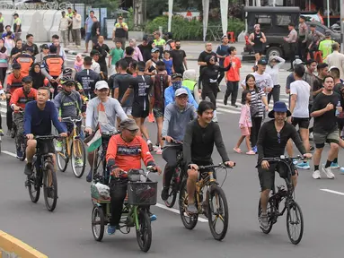 Warga saat berolahraga saat Hari Bebas Kendaraan Bermotor (HBKB) di kawasan Jalan Jenderal Sudirman, Jakarta, Minggu (21/4/2024). (Liputan6.com/Herman Zakharia)