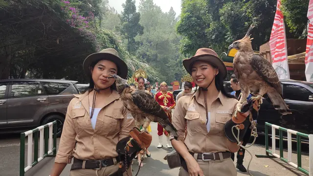 Parade satwa dan budaya di Taman Safari Indonesia.