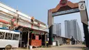 Setiap harinya, warga harus beraktivitas di tengah impitan tembok beton dan debu proyek yang beterbangan. (Liputan6.com/Johan Tallo)