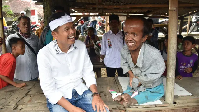 Cawagub Dedi Mulyadi Gendong Dede, Pengemis di Jalanan Bekasi (Liputan6.com/Abramena)