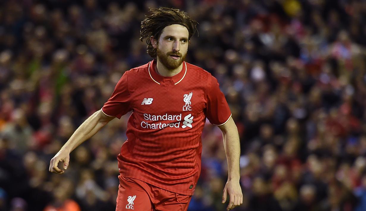 5. Joe Allen (Pelihara Ayam) - Mantan pemain Liverpool yang kini bermain untuk Stoke City ini memiliki hobi unik hewan peliharaan. Joe Allen memiliki 16 ekor ayam yang seluruhnya diberikan nama dan dipelihara di taman rumahnya.(AFP/Paul Ellis)