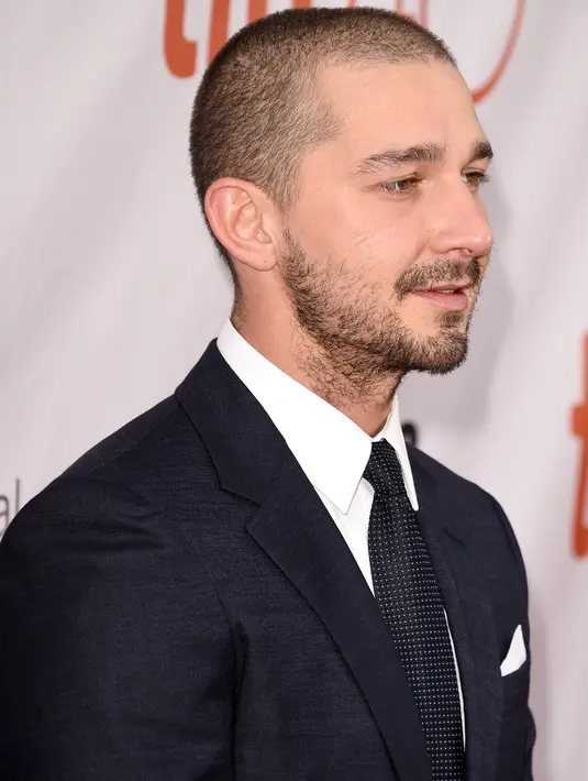 Shia LaBeouf sudah berkomitme untuk melanjutkan hubungannya dengan Mia Goth ke jenjang pelaminan. (AFP/Bintang.com)