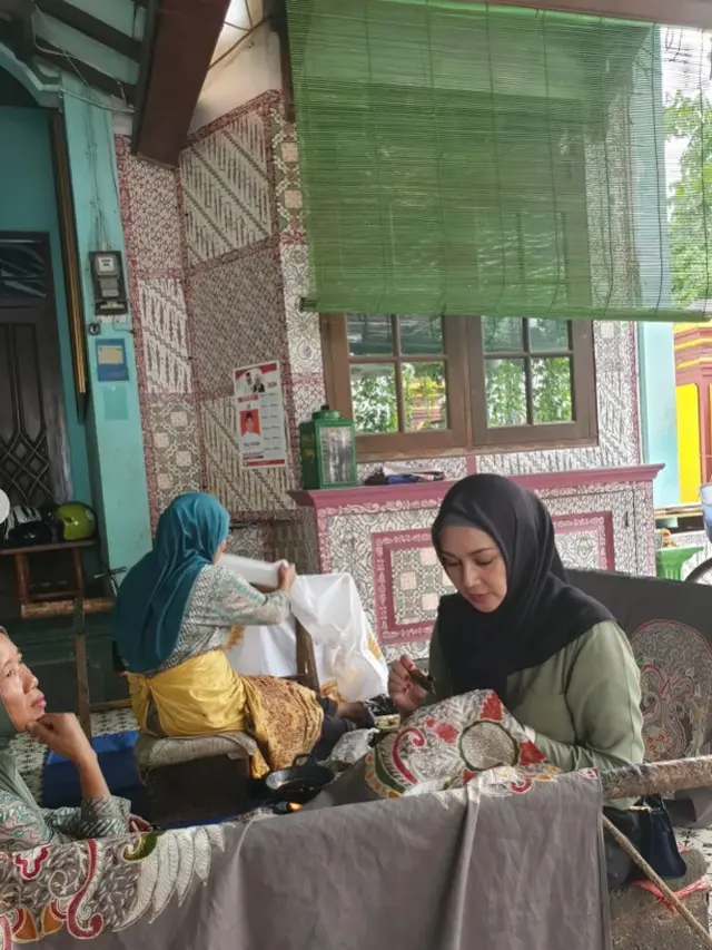 Potret Dina Lorenza sedang belajar membatik (Sumber: Instagram/dinalorenza1975)