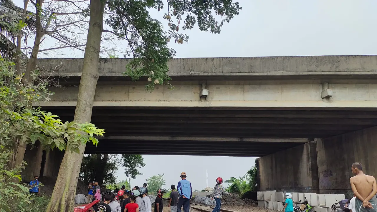 Mobil Terjun Bebas Dari Atas Jalan Tol Tangerang-Merak. (Jumat, 01/10/2021). (Istimewa).