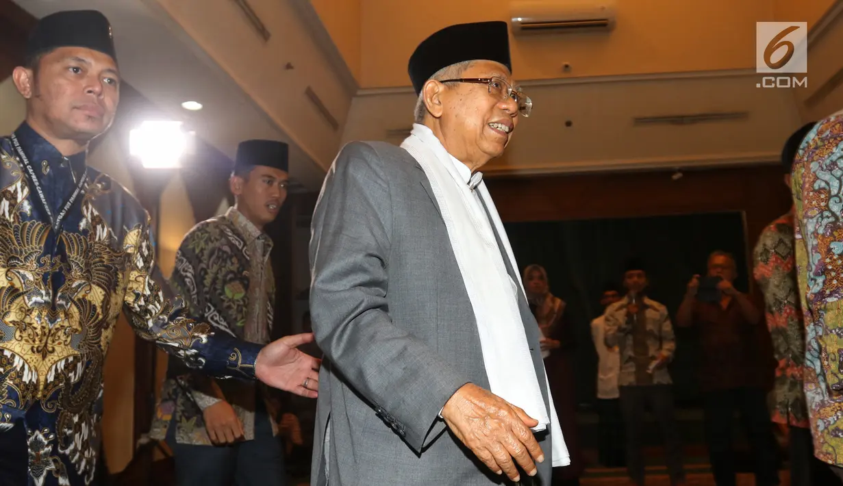 Cawapres no urut 02 Ma'ruf Amin tiba menghadiri pertemuan silaturahim di Gedung PBNU, Jakarta, Senin (22/4). Pertemuan tersebut membahas penyampaian gagasan kebangsaan pengurus besar Nahdlatul Ulama. (Liputan6.com/Johan Tallo)