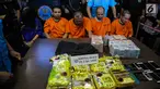 Tersangka dihadirkan saat rilis penyelunduan narkotika dari Malaysia ke Indonesia di Gedung BNN, Jakarta, Selasa (12/9). Tim gabungan dari BNN, Satgas Pamtas TNI dan Bea dan Cukai Kalbar menjaring sindikat internasional. (Liputan6.com/Faizal Fanani)