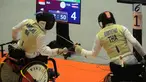 Atlet anggar kursi roda Indonesia, Radilah Hendri beradu jurus dengan Khanthithao (Thailand) pada babak perempat final Beregu Senior Putra Asian Para Games 2018 di Cibubur, Jakarta, Senin (8/10). Indonesia gagal ke semifinal. (Merdeka.com/Arie Basuki)