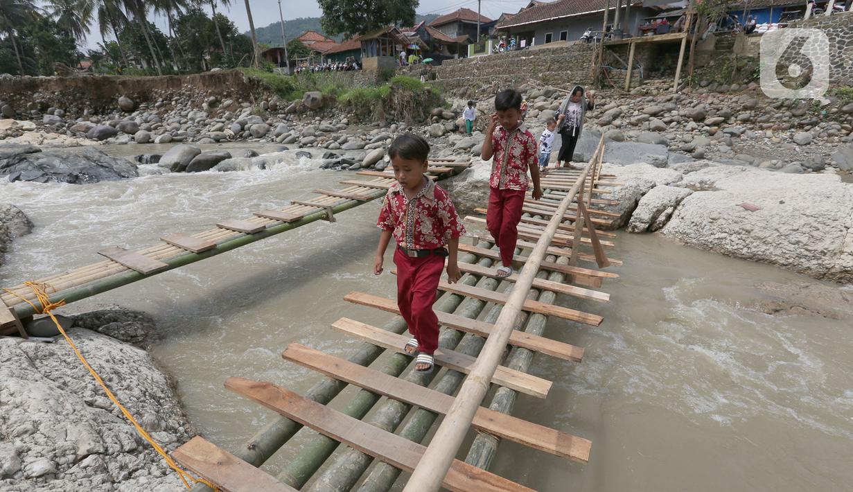 FOTO: Pascabanjir Bandang, Jembatan Bambu Jadi Penghubung ...