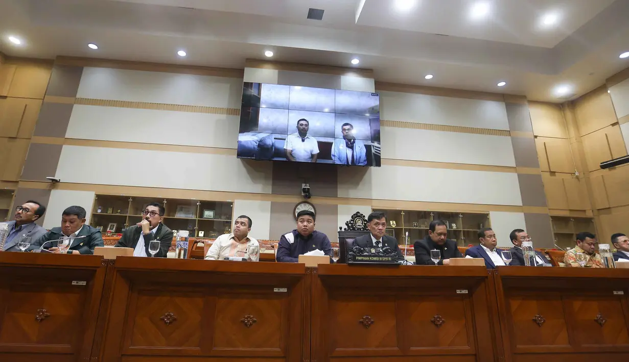 Kasus ini ramai diperbincangkan dan menjadi perhatian masyarakat luas yang menilai penanganan kasus itu sarat ketidakadilan. Tampak dalam foto, Anggota dan Pimpinan Komisi III Dewan Perwakilan Rakyat Republik Indonesia (DPR RI) saat menggelar Rapat Dengar Pendapat Umum (RDPU) terkait kasus videografer Amsal Sitepu yang menjadi terdakwa kasus dugaan korupsi dalam kegiatan pembuatan video profil desa di Ruang Rapat Komisi III DPR RI, Kompleks Parlemen, Senayan, Jakarta, pada Senin (30/3/2026). (Kapanlagi.com/Budy Susanto)