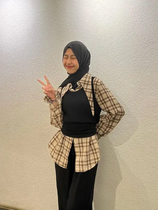 Sama seperti ABG lainnya, penampilan Adiba juga terlihat mengikuti tren yang ada. Tampil dalam busana bernuansa hitam serta kemeja, gaya OOTD Adiba satu ini juga bisa dijadikan inspirasi. (Liputan6.com/IG/@adiba.knza)