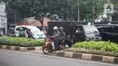 Pengendara sepeda motor menerobos jalur pejalan kaki dan disabilitas di Jalan RS Fatmawati Raya, Cipete, Jakarta, Rabu (8/1/2020). Kurangnya sanksi tegas bagi pengguna kendaraan di jalur pejalan kaki menyebabkan banyak pelanggaran terhadap jalur khusus tersebut. (Liputan6.com/Immanuel Antonius)