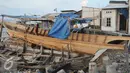 Pekerja menyelesaikan pembuatan kapal kayu berjenis But Tempel di Cilincing, Jakarta, Selasa (9/8). Pembuatan kapal kayu jenis jati dengan ukuran 14x3 meter tersebut menghabiskan biaya sekitar Rp.100 juta tanpa mesin. (Liputan6.com/Gempur M Surya)