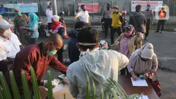 Petugas medis melakukan tes swab kepada pengguna KRL Commuter Line dengan metode polymerase chain reaction (PCR) di Stasiun Bekasi, Selasa, (5/5/2020). Pemkot Bekasi melakukan tes swab secara massal setelah tiga penumpang KRL dari Bogor terdeteksi terpapar virus corona (Liputan6.com/Herman Zakharia)