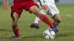 Gelandang Timnas Indonesia U-19, Feby Eka Putra, berebut bola dengan pemain Filipina U-19 pada laga Piala AFF U-18 di Stadion Thuwanna, Myanmar, Kamis (7/9/2017). Indonesia menang 9-0 atas Filipina. (AFP/Ye Aung Thu)